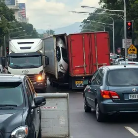 acidente entre caminhões