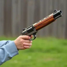 homem usa réplica de pistola