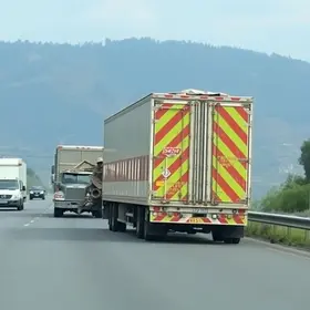 engavetamento entre caminhões